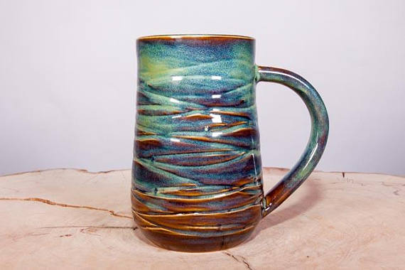 a handmade mug is a perfect gift for your fit or foodie friend: hot chocolate, coffee, her tea obsession? tastes better when supporting artists! check out this ethical gift guide